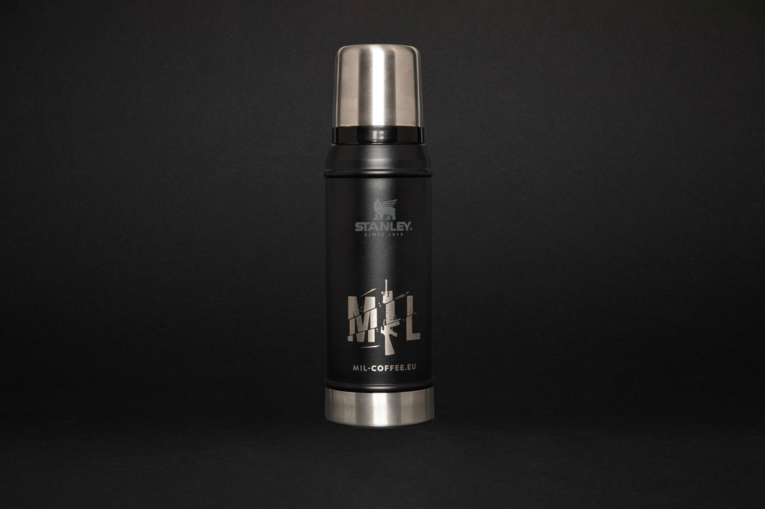 White 0.75 litre thermos from Stanley