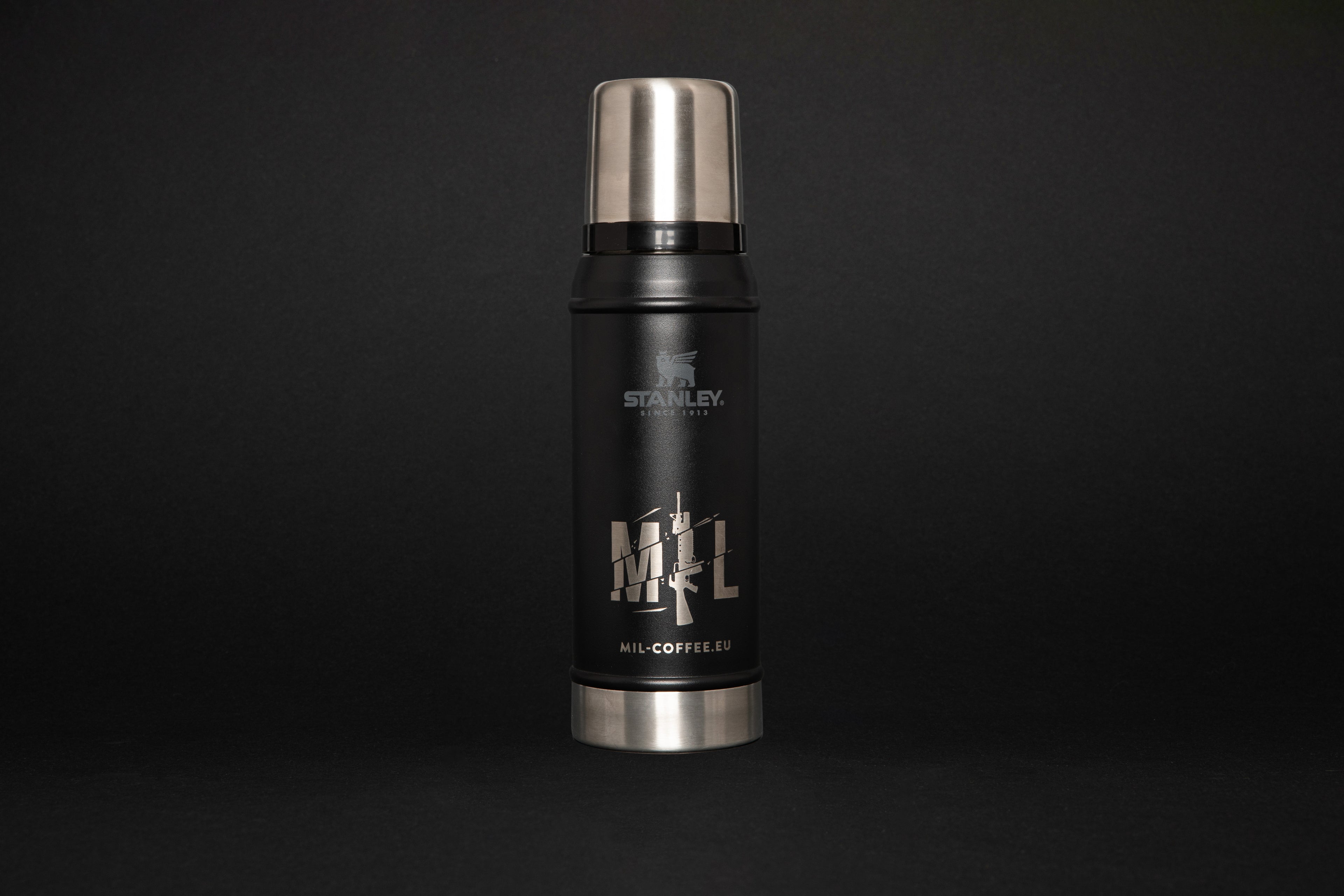 White 0.75 litre thermos from Stanley
